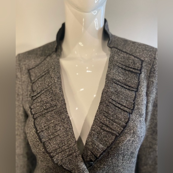 White House Black Market~Sweet~Ruffle Collar~Button Closure~Short Blazer~Size 2 - Picture 3 of 16